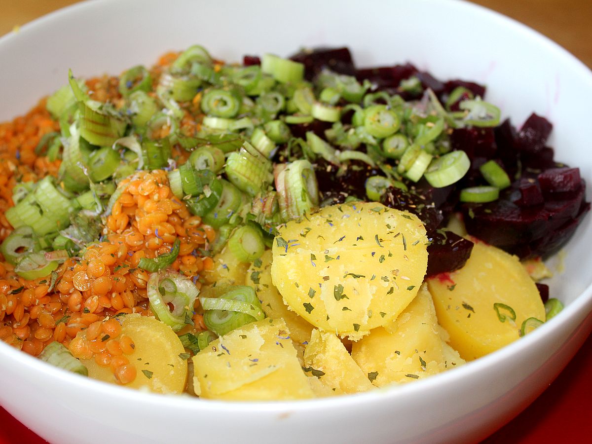 Fruchtig milder Kartoffelsalat mit Roter Beete (würzig, vollwertig ...